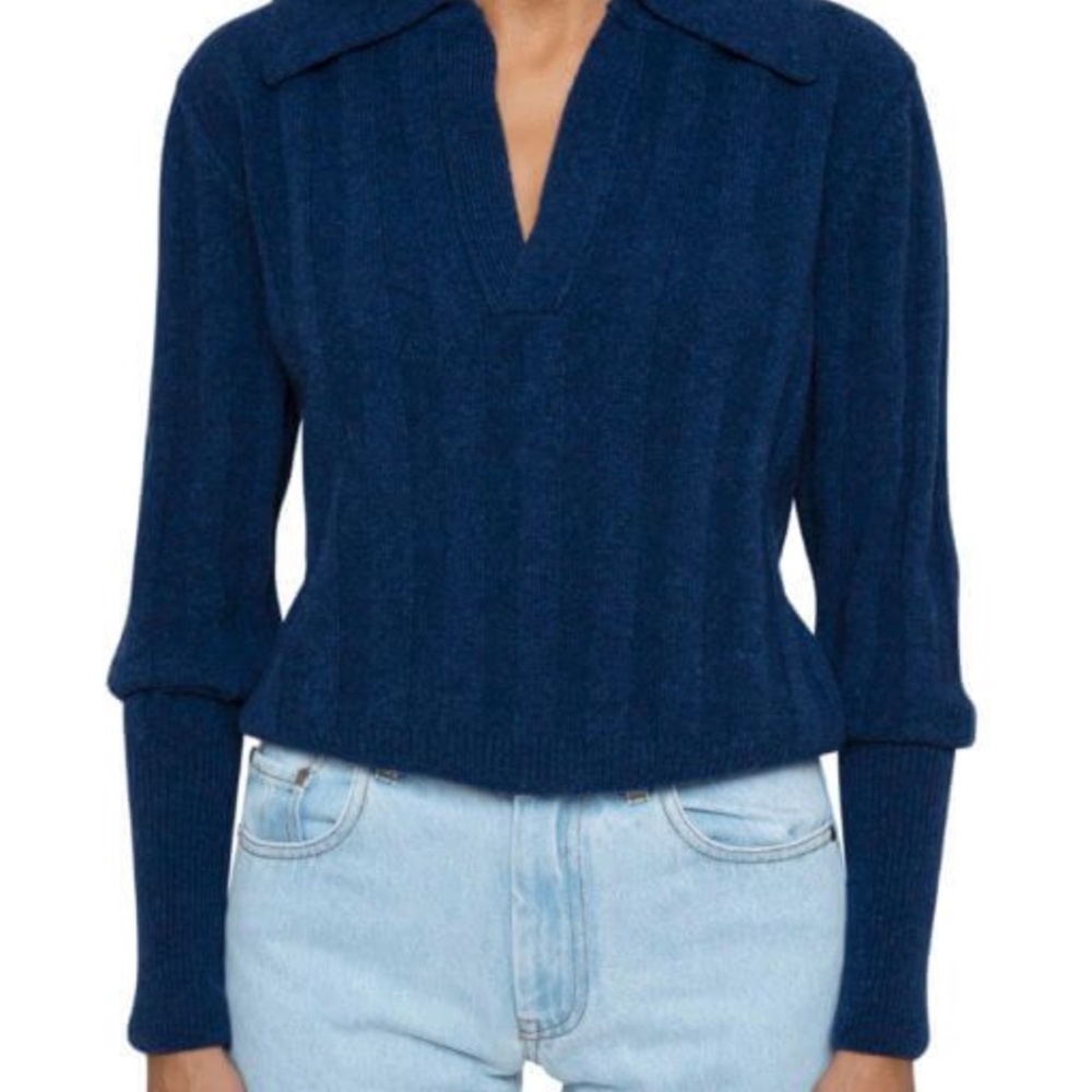 Gima Guas navy sweater.